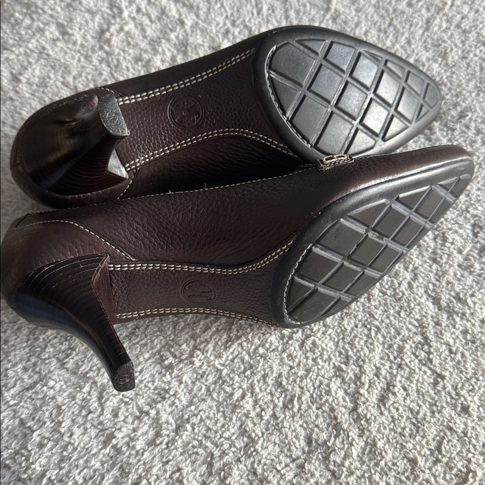 Cole Haan pebbled bronze leather loafer style heels. Metal bar accent Size 6 1/2 - Picture 6 of 6